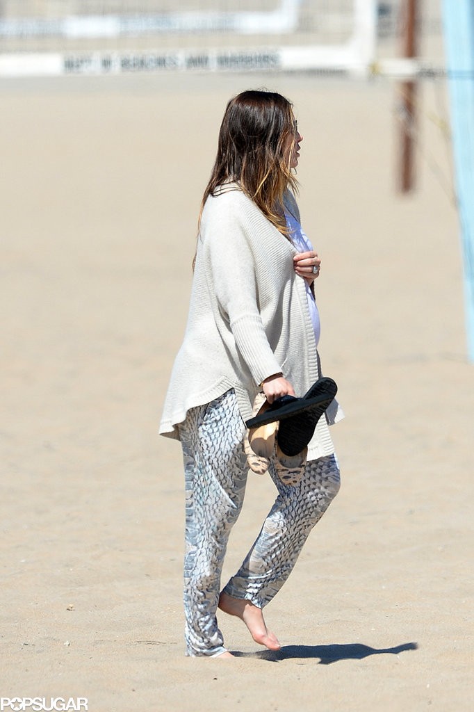 Pregnant-Jessica-Biel-Beach-Pictures_2_71413